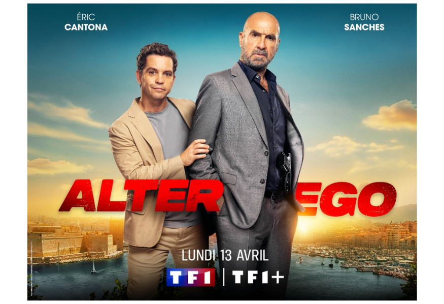 Fin de saison pour Alter Ego sur TF1 : y aura-t-il une saison 2 ? Alter Ego s’apprête à refermer sa première saison sur TF1, et la vraie question est déjà là : la série reviendra-t-elle pour une saison 2 ? À ce stade, aucune suite n’a été officiellement annoncée par TF1, même si les audiences de lancement ont été solides et entretiennent l’espoir d’un renouvellement. La saison 1 s’achève ce lundi sur TF1 La série policière portée par Éric Cantona et Bruno Sanches arrive au bout de sa première salve ce lundi 27 avril 2026 à 21h10 avec ses deux derniers épisodes. Cette première saison compte 6 épisodes de 52 minutes. TF1 propose aussi l’intégralité des épisodes sur TF1+. Une saison 2 n’est pas confirmée Pour l’instant, le point le plus important est simple : TF1 n’a pas officialisé de saison 2. Les articles publiés ces derniers jours sont clairs : la suite est possible, mais elle n’est pas actée. Autrement dit, les téléspectateurs attendent toujours une décision de la chaîne. Pourquoi le retour reste plausible Le principal argument en faveur d’une suite, ce sont les audiences. Le lancement d’Alter Ego a réuni 4,208 millions de téléspectateurs et 22,5% de part d’audience. La diffusion du 20 avril a encore placé TF1 en tête avec 3,6 millions de téléspectateurs et 19,5% de part d’audience. Ces chiffres sont suffisamment solides pour laisser ouverte l’hypothèse d’une commande supplémentaire. Mais en télévision, de bonnes audiences ne suffisent pas toujours à garantir une suite, surtout pour une fiction originale. Ce que disent les infos vérifiées Voici l’état des lieux, sans spéculation inutile : Saison 1 terminée le 27 avril 2026 sur TF1. 6 épisodes au total pour cette première salve. Aucune saison 2 annoncée officiellement à ce jour. Audiences solides, avec un très bon démarrage et une bonne tenue. Diffusion intégrale disponible sur TF1+. Ce qu’il faut surveiller maintenant La vraie réponse dépendra de la réaction de TF1 après la fin de la diffusion. Si la chaîne décide de relancer la fiction, une saison 2 ne pourrait de toute façon pas arriver avant 2027, selon les hypothèses avancées par plusieurs médias spécialisés. Pour l’instant, le mot le plus juste reste donc : attente. Notre lecture Alter Ego a réussi son entrée avec des audiences très correctes pour une fiction française inédite sur TF1. Mais tant que la chaîne n’a pas communiqué, parler d’une saison 2 reste prématuré. Le feuilleton n’est donc pas terminé à l’écran, mais il l’est déjà dans les discussions autour d’un éventuel renouvellement.