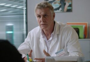 Pierre Deny, connu pour Demain nous appartient et Emily in Paris, est mort à 69 ans. Retour sur la carrière d’un acteur discret mais très présent à la télévision française.